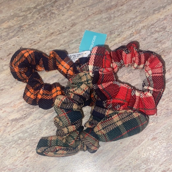 NEW Plaid Scrunchie Set - Picture 2 of 2